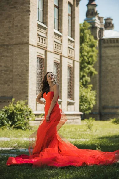 イブニングドレスのコンセプト エレガントな空想スタイル 夜の赤いドレスの女性 女性のための服 インスピレーション — ストック写真