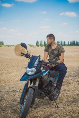 Motosikletli genç adam, modern insanların hobisi, yaşam tarzı. 