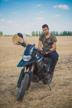 Motosikletli genç adam, modern insanların hobisi, yaşam tarzı. 