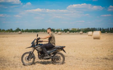 Motosikletli genç adam, modern insanların hobisi, yaşam tarzı. 