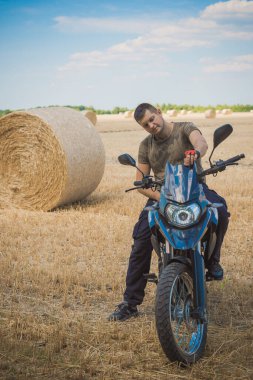 Motosikletli genç adam, modern insanların hobisi, yaşam tarzı. 