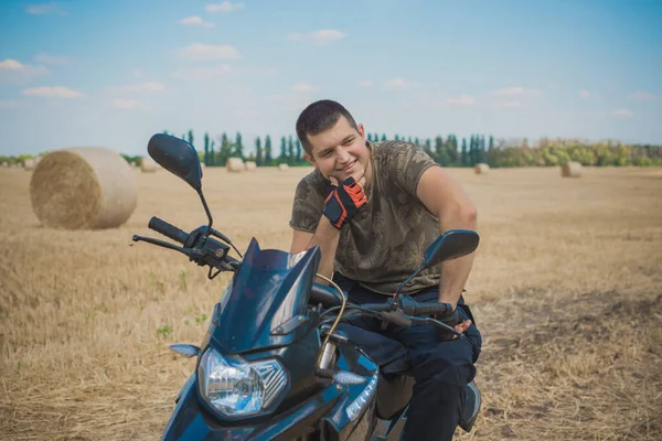 Молодий Чоловік Мотоциклі Полі Захоплення Сучасними Людьми Спосіб Життя — стокове фото