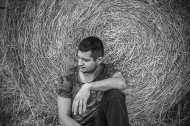 Genç adamın psikoloji portresi, zihni ve sorunları olan adam, modern erkeklerin yaşam tarzı. 