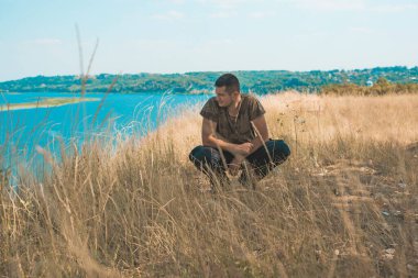 Genç adamın psikoloji portresi, zihni ve sorunları olan adam, modern erkeklerin yaşam tarzı. 