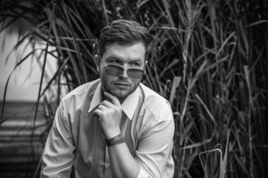 Genç adamın psikoloji portresi, zihni ve sorunları olan adam, modern erkeklerin yaşam tarzı.