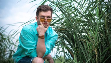 Genç adamın psikoloji portresi, zihni ve sorunları olan adam, modern erkeklerin yaşam tarzı.