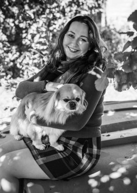 Sonbaharda gülümseyen güzel ve büyük beden modeli. Güzel bir sonbahar gününde gülümseyen büyük kızı kapatıyoruz. Yeni çağın standart güzelliğinin fotoğrafı.