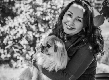 Sonbaharda gülümseyen güzel ve büyük beden modeli. Güzel bir sonbahar gününde gülümseyen büyük kızı kapatıyoruz. Yeni çağın standart güzelliğinin fotoğrafı.