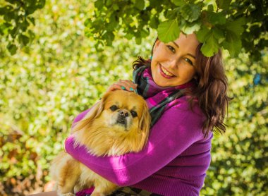 Sonbaharda gülümseyen güzel ve büyük beden modeli. Güzel bir sonbahar gününde gülümseyen büyük kızı kapatıyoruz. Yeni çağın standart güzelliğinin fotoğrafı.