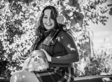 Sonbaharda gülümseyen güzel ve büyük beden modeli. Güzel bir sonbahar gününde gülümseyen büyük kızı kapatıyoruz. Yeni çağın standart güzelliğinin fotoğrafı.