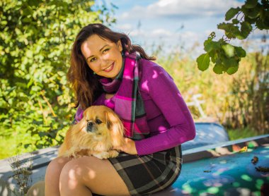 Sonbaharda gülümseyen güzel ve büyük beden modeli. Güzel bir sonbahar gününde gülümseyen büyük kızı kapatıyoruz. Yeni çağın standart güzelliğinin fotoğrafı.