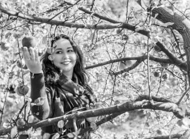 Sonbaharda gülümseyen güzel ve büyük beden modeli. Güzel bir sonbahar gününde gülümseyen büyük kızı kapatıyoruz. Yeni çağın standart güzelliğinin fotoğrafı.