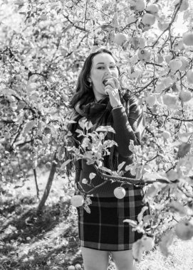 Sonbaharda gülümseyen güzel ve büyük beden modeli. Güzel bir sonbahar gününde gülümseyen büyük kızı kapatıyoruz. Yeni çağın standart güzelliğinin fotoğrafı.