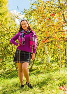 Sonbaharda gülümseyen güzel ve büyük beden modeli. Güzel bir sonbahar gününde gülümseyen büyük kızı kapatıyoruz. Yeni çağın standart güzelliğinin fotoğrafı.