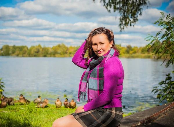 Feliz Sonrisa Hermosa Modelo Talla Grande Otoño Cerca Niña Grande — Foto de Stock