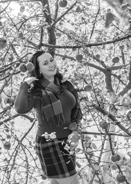 Feliz Sonrisa Hermosa Modelo Talla Grande Otoño Cerca Niña Grande —  Fotos de Stock