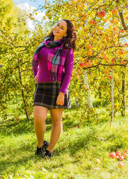 Sonbaharda gülümseyen güzel ve büyük beden modeli. Güzel bir sonbahar gününde gülümseyen büyük kızı kapatıyoruz. Yeni çağın standart güzelliğinin fotoğrafı.