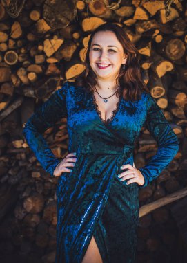 Artı, güzel bir Amerikan ya da Asyalı gibi giyinmiş şık bir kadın, hayatın tadını çıkarıyor, dışarıda yürüyor. İnsanların hayatı XI boyutunda, mutlu, güzel, güzel bir kadın. Kilolu kadın kavramı, diğer güzellikler