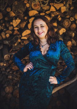 Artı, güzel bir Amerikan ya da Asyalı gibi giyinmiş şık bir kadın, hayatın tadını çıkarıyor, dışarıda yürüyor. İnsanların hayatı XI boyutunda, mutlu, güzel, güzel bir kadın. Kilolu kadın kavramı, diğer güzellikler