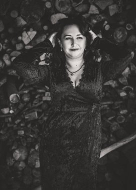 Artı, güzel bir Amerikan ya da Asyalı gibi giyinmiş şık bir kadın, hayatın tadını çıkarıyor, dışarıda yürüyor. İnsanların hayatı XI boyutunda, mutlu, güzel, güzel bir kadın. Kilolu kadın kavramı, diğer güzellikler