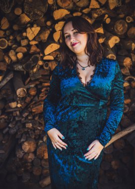 Artı, güzel bir Amerikan ya da Asyalı gibi giyinmiş şık bir kadın, hayatın tadını çıkarıyor, dışarıda yürüyor. İnsanların hayatı XI boyutunda, mutlu, güzel, güzel bir kadın. Kilolu kadın kavramı, diğer güzellikler