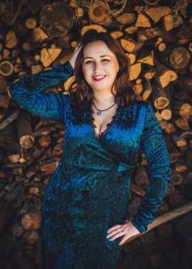 Artı, güzel bir Amerikan ya da Asyalı gibi giyinmiş şık bir kadın, hayatın tadını çıkarıyor, dışarıda yürüyor. İnsanların hayatı XI boyutunda, mutlu, güzel, güzel bir kadın. Kilolu kadın kavramı, diğer güzellikler