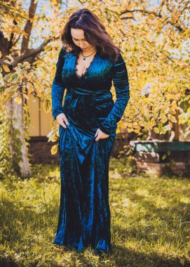 Artı, güzel bir Amerikan ya da Asyalı gibi giyinmiş şık bir kadın, hayatın tadını çıkarıyor, dışarıda yürüyor. İnsanların hayatı XI boyutunda, mutlu, güzel, güzel bir kadın. Kilolu kadın kavramı, diğer güzellikler