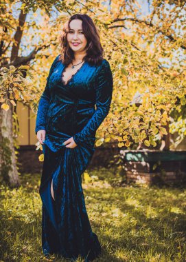 Artı, güzel bir Amerikan ya da Asyalı gibi giyinmiş şık bir kadın, hayatın tadını çıkarıyor, dışarıda yürüyor. İnsanların hayatı XI boyutunda, mutlu, güzel, güzel bir kadın. Kilolu kadın kavramı, diğer güzellikler