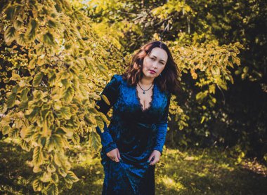 Artı, güzel bir Amerikan ya da Asyalı gibi giyinmiş şık bir kadın, hayatın tadını çıkarıyor, dışarıda yürüyor. İnsanların hayatı XI boyutunda, mutlu, güzel, güzel bir kadın. Kilolu kadın kavramı, diğer güzellikler