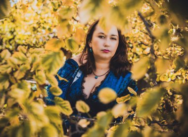 Artı, güzel bir Amerikan ya da Asyalı gibi giyinmiş şık bir kadın, hayatın tadını çıkarıyor, dışarıda yürüyor. İnsanların hayatı XI boyutunda, mutlu, güzel, güzel bir kadın. Kilolu kadın kavramı, diğer güzellikler