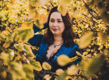 Artı, güzel bir Amerikan ya da Asyalı gibi giyinmiş şık bir kadın, hayatın tadını çıkarıyor, dışarıda yürüyor. İnsanların hayatı XI boyutunda, mutlu, güzel, güzel bir kadın. Kilolu kadın kavramı, diğer güzellikler