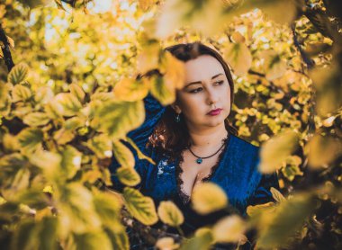 Artı, güzel bir Amerikan ya da Asyalı gibi giyinmiş şık bir kadın, hayatın tadını çıkarıyor, dışarıda yürüyor. İnsanların hayatı XI boyutunda, mutlu, güzel, güzel bir kadın. Kilolu kadın kavramı, diğer güzellikler