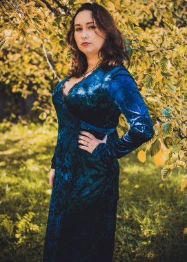 Artı, güzel bir Amerikan ya da Asyalı gibi giyinmiş şık bir kadın, hayatın tadını çıkarıyor, dışarıda yürüyor. İnsanların hayatı XI boyutunda, mutlu, güzel, güzel bir kadın. Kilolu kadın kavramı, diğer güzellikler