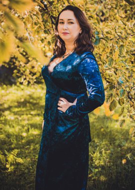 Artı, güzel bir Amerikan ya da Asyalı gibi giyinmiş şık bir kadın, hayatın tadını çıkarıyor, dışarıda yürüyor. İnsanların hayatı XI boyutunda, mutlu, güzel, güzel bir kadın. Kilolu kadın kavramı, diğer güzellikler