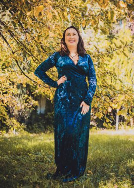 Artı, güzel bir Amerikan ya da Asyalı gibi giyinmiş şık bir kadın, hayatın tadını çıkarıyor, dışarıda yürüyor. İnsanların hayatı XI boyutunda, mutlu, güzel, güzel bir kadın. Kilolu kadın kavramı, diğer güzellikler