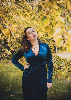 Artı, güzel bir Amerikan ya da Asyalı gibi giyinmiş şık bir kadın, hayatın tadını çıkarıyor, dışarıda yürüyor. İnsanların hayatı XI boyutunda, mutlu, güzel, güzel bir kadın. Kilolu kadın kavramı, diğer güzellikler