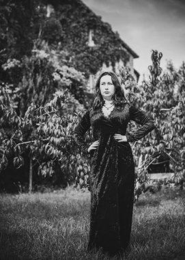 Artı, güzel bir Amerikan ya da Asyalı gibi giyinmiş şık bir kadın, hayatın tadını çıkarıyor, dışarıda yürüyor. İnsanların hayatı XI boyutunda, mutlu, güzel, güzel bir kadın. Kilolu kadın kavramı, diğer güzellikler