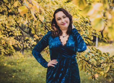 Artı, güzel bir Amerikan ya da Asyalı gibi giyinmiş şık bir kadın, hayatın tadını çıkarıyor, dışarıda yürüyor. İnsanların hayatı XI boyutunda, mutlu, güzel, güzel bir kadın. Kilolu kadın kavramı, diğer güzellikler