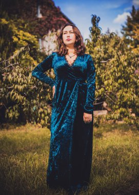 Artı, güzel bir Amerikan ya da Asyalı gibi giyinmiş şık bir kadın, hayatın tadını çıkarıyor, dışarıda yürüyor. İnsanların hayatı XI boyutunda, mutlu, güzel, güzel bir kadın. Kilolu kadın kavramı, diğer güzellikler