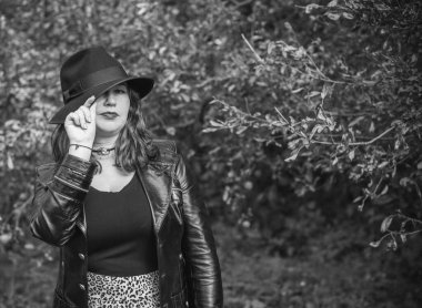 Artı, güzel bir Amerikan ya da Asyalı gibi giyinmiş şık bir kadın, hayatın tadını çıkarıyor, dışarıda yürüyor. İnsanların hayatı XI boyutunda, mutlu, güzel, güzel bir kadın. Kilolu kadın kavramı, diğer güzellikler