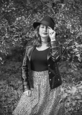 Artı, güzel bir Amerikan ya da Asyalı gibi giyinmiş şık bir kadın, hayatın tadını çıkarıyor, dışarıda yürüyor. İnsanların hayatı XI boyutunda, mutlu, güzel, güzel bir kadın. Kilolu kadın kavramı, diğer güzellikler