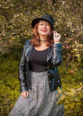 Artı, güzel bir Amerikan ya da Asyalı gibi giyinmiş şık bir kadın, hayatın tadını çıkarıyor, dışarıda yürüyor. İnsanların hayatı XI boyutunda, mutlu, güzel, güzel bir kadın. Kilolu kadın kavramı, diğer güzellikler