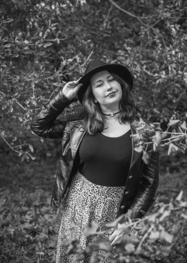 Artı, güzel bir Amerikan ya da Asyalı gibi giyinmiş şık bir kadın, hayatın tadını çıkarıyor, dışarıda yürüyor. İnsanların hayatı XI boyutunda, mutlu, güzel, güzel bir kadın. Kilolu kadın kavramı, diğer güzellikler