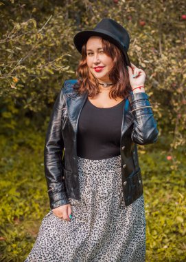 Artı, güzel bir Amerikan ya da Asyalı gibi giyinmiş şık bir kadın, hayatın tadını çıkarıyor, dışarıda yürüyor. İnsanların hayatı XI boyutunda, mutlu, güzel, güzel bir kadın. Kilolu kadın kavramı, diğer güzellikler