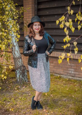 Artı, güzel bir Amerikan ya da Asyalı gibi giyinmiş şık bir kadın, hayatın tadını çıkarıyor, dışarıda yürüyor. İnsanların hayatı XI boyutunda, mutlu, güzel, güzel bir kadın. Kilolu kadın kavramı, diğer güzellikler