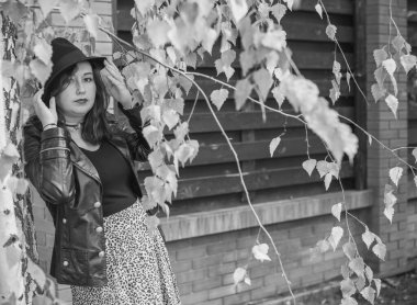 Artı, güzel bir Amerikan ya da Asyalı gibi giyinmiş şık bir kadın, hayatın tadını çıkarıyor, dışarıda yürüyor. İnsanların hayatı XI boyutunda, mutlu, güzel, güzel bir kadın. Kilolu kadın kavramı, diğer güzellikler