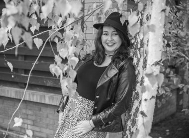 Artı, güzel bir Amerikan ya da Asyalı gibi giyinmiş şık bir kadın, hayatın tadını çıkarıyor, dışarıda yürüyor. İnsanların hayatı XI boyutunda, mutlu, güzel, güzel bir kadın. Kilolu kadın kavramı, diğer güzellikler