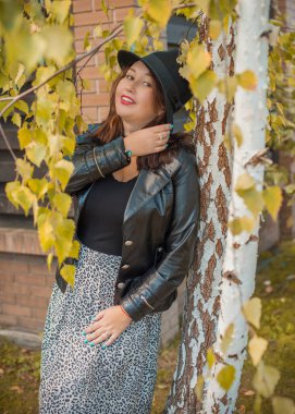 Artı, güzel bir Amerikan ya da Asyalı gibi giyinmiş şık bir kadın, hayatın tadını çıkarıyor, dışarıda yürüyor. İnsanların hayatı XI boyutunda, mutlu, güzel, güzel bir kadın. Kilolu kadın kavramı, diğer güzellikler