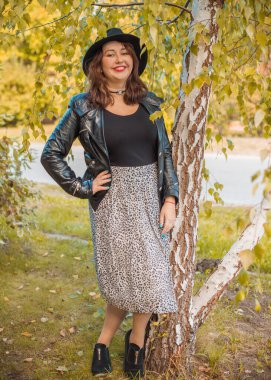 Artı, güzel bir Amerikan ya da Asyalı gibi giyinmiş şık bir kadın, hayatın tadını çıkarıyor, dışarıda yürüyor. İnsanların hayatı XI boyutunda, mutlu, güzel, güzel bir kadın. Kilolu kadın kavramı, diğer güzellikler