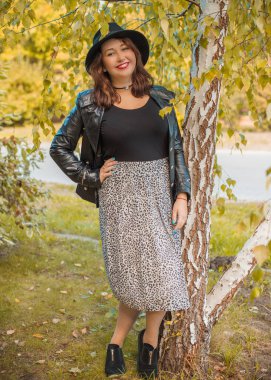 Artı, güzel bir Amerikan ya da Asyalı gibi giyinmiş şık bir kadın, hayatın tadını çıkarıyor, dışarıda yürüyor. İnsanların hayatı XI boyutunda, mutlu, güzel, güzel bir kadın. Kilolu kadın kavramı, diğer güzellikler